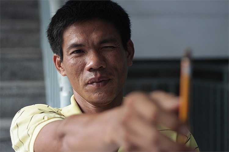 Thí sinh Võ Xuân Phú (35 tuổi, quê Phú Yên) đang ngắm đo tỷ lệ của vật mẫu. Phú cho biết, đề thi cũng tương đối dễ, chỉ khó ở một số chi tiết như đôi mắt, mũ, các nếp nhăn trên mặt.