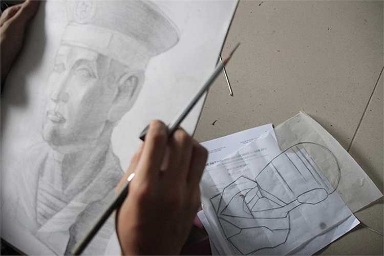 Nhiều sĩ tử chọn cách vẽ nháp ra giấy trước khi vẽ chính thức.