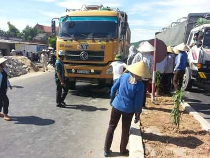 tai nạn, giao thông, tông chết, khóc ngất, xe ben, hang thần