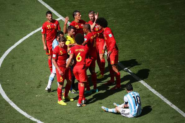 Rizzoli trong vòng vây phản ứng của các cầu thủ Bỉ