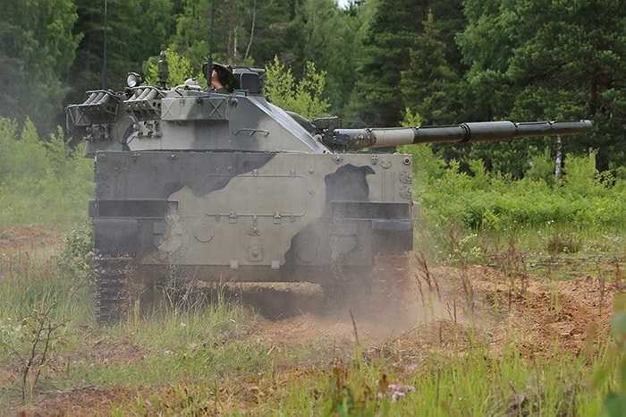 Làn nước sông bắn tung tóe sau khi xe tăng Sprut-SD bắt đầu 'nhúng nước'