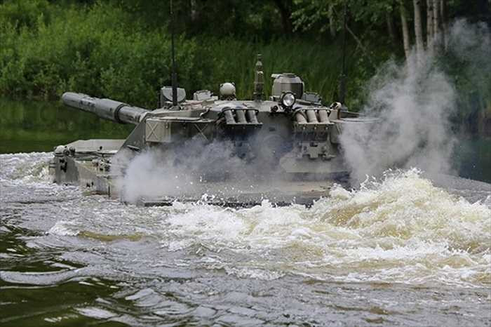 Đặc điểm nổi bật của Sprut-SD là khả năng lội nước nhờ 2 chân vịt ở phía đuôi mà không cần trang bị thêm các thiết bị bổ sung, giúp xe có thể đạt tốc độ di chuyển 8 - 10km/giờ khi ở dưới nước