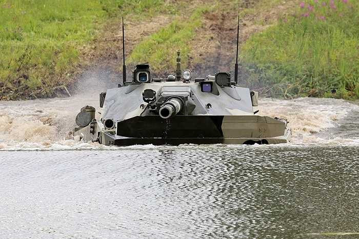 Sau đó nhanh chóng đổ bộ từ dưới nước lên bờ