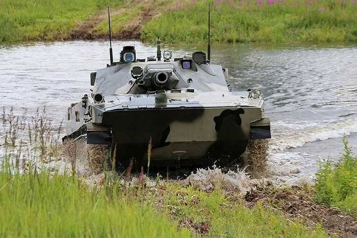 Dễ dàng nhận thấy, 2 bên sườn phía trước tháp pháo của Sprut-SD có thiết kế vát góc để giảm thiểu ảnh hưởng của đạn pháo, tên lửa đối phương