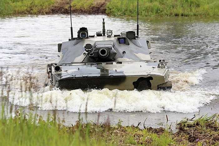 Phía sau tháp pháo được gắn thêm 6 ống phóng lựu đạn khói