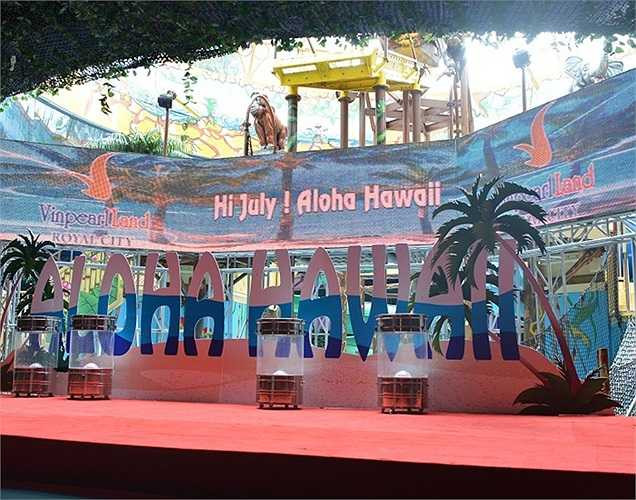 'Hi, July! Aloha Hawaii' được lấy cảm hứng từ hòn đảo Hawaii nổi tiếng với vũ điệu Hula quyến rũ. Bữa tiệc đem đến không gian nhiệt đới nóng bỏng với những hoạt động đa dạng được chia theo khu vực mang chủ đề: Đỉnh Kim cương – Diamond Head, Thiên đường Waitiki – Waitiki Paradise, Lãnh địa thần thánh Tiki – Tiki Palace, Vịnh Hanalei – Hanalei Bay. 