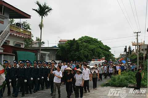 Thiếu úy Lê Việt Hùng, Tiên Lãng anh hùng, người con hiếu thảo