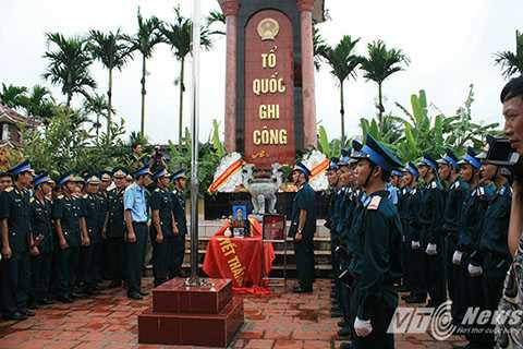 Thiếu úy Lê Việt Hùng, Tiên Lãng anh hùng, người con hiếu thảo