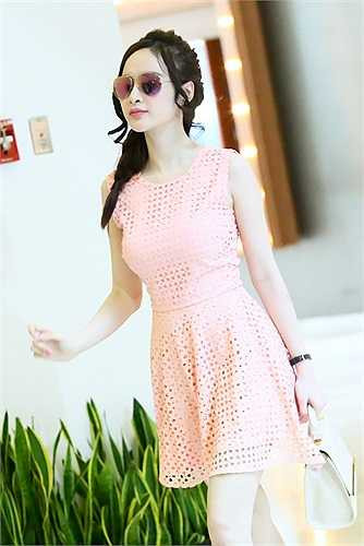 Nữ diễn viên cũng cho biết cô vừa từ chối một bộ phim điện ảnh chiếu dịp Tết này vì vai diễn có phần nhạt nhẽo và không phù hợp. Đó là vai diễn nói về một cô gái suốt ngày thích khoe vòng 1, có nhiều cảnh quay nhạy cảm, tính cách bất thường.