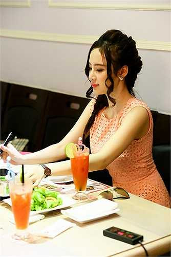 Mặc dù rất 'khát' trở lại màn ảnh nhưng Phương Trinh không nóng vội hay bỏ qua khâu cân nhắc kịch bản. Cô cho biết đây là thời điểm mình muốn thay đổi cách nhìn nhận của khán giả về mình. Sau khi Phương Trinh từ chối vai diễn đó, một hot girl nổi tiếng với vòng 1 khủng đã nhận lời tham gia.