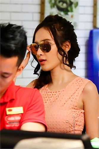 Phương Trinh khéo léo khoe vóc dáng chuẩn trong chiếc đầm ngắn. Cô kết hợp giày, túi xách cùng tông hồng pastel với váy. Nữ diễn viên đứng đợi xe sau khi dùng bữa trưa cùng bạn. Angela Phương Trinh luôn biết cách khiến mình trở nên nổi bật trước đám đông. Thời gian này cô cũng từ chối nhiều lời mời diễn bar vì muốn tập trung luyện tập khiêu vũ cho cuộc thi Bước nhảy hoàn vũ diễn ra vào cuối năm nay.