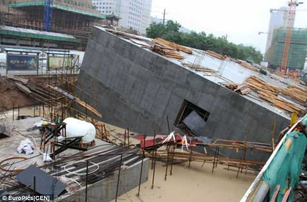 Bé 5 tuổi lái máy xúc thi công đường gây choáng