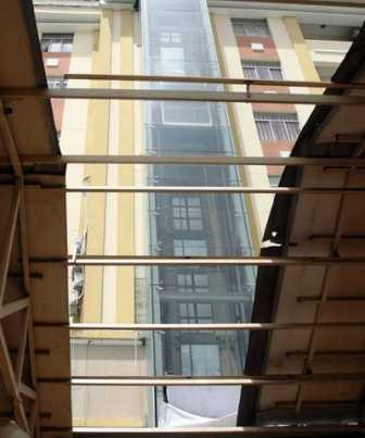 Cứu 15 người bị kẹt trong thang máy ở trung tâm Sài Gòn