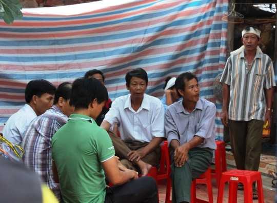  Hàng xóm đến chia buồn với gia đình ông Nguyễn Huy Huê