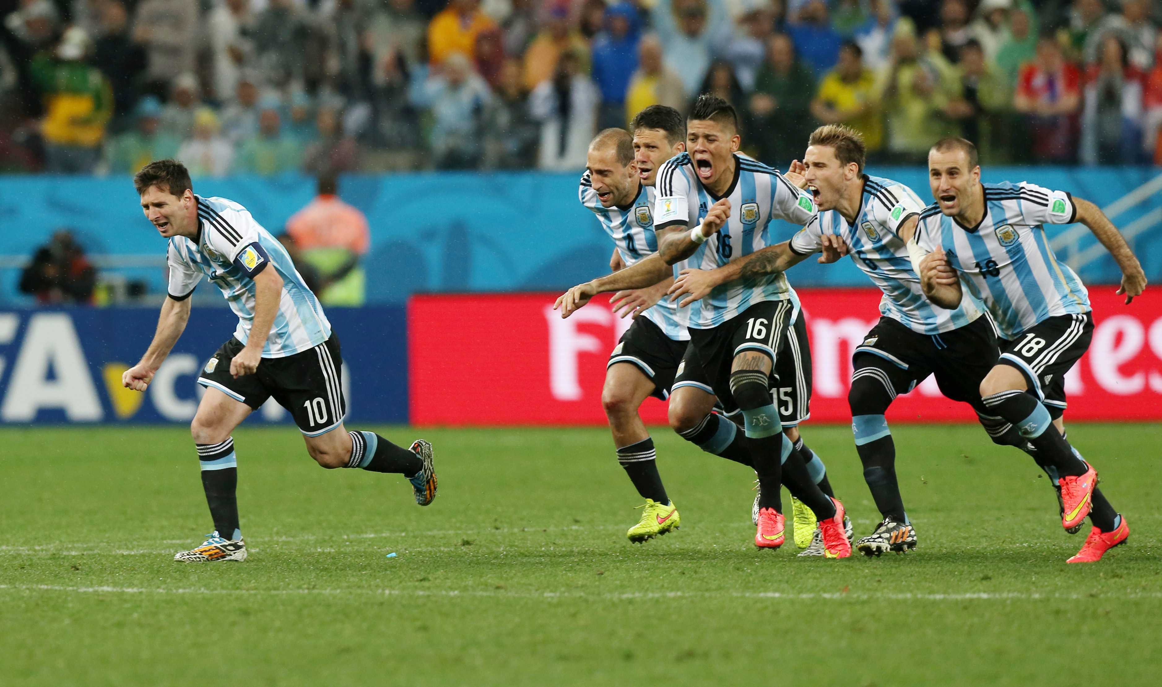 Lionel Messi đang đứng trước ngưỡng cửa 'huyền thoại' như đàn anh Diego Maradona