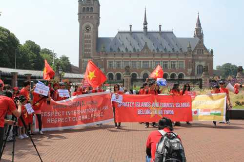 Cuộc biểu tình tuần hành kéo dài từ 13h-15h30.