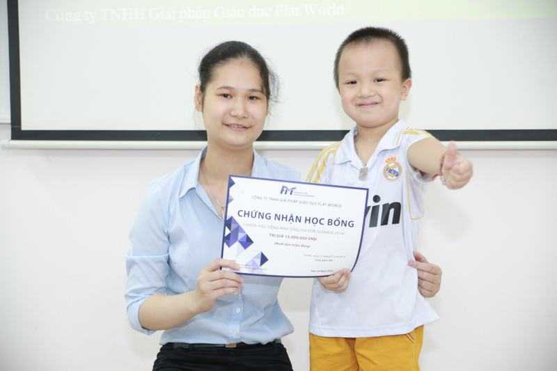  Bé Phạm Đăng Minh nhận học bổng của chương trình