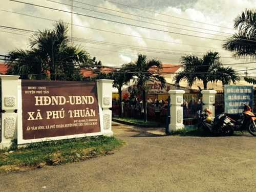 Trụ sở UBND xã Phú Thuận làm đám vu quy cho con gái ông Chủ tịch Lê Công Quẩn.