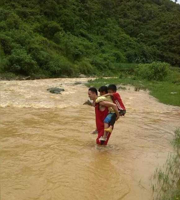 Thầy giáo vác học sinh vượt thác lũ đến trường