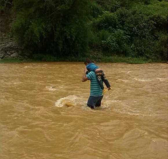 Thầy giáo vác học sinh vượt thác lũ đến trường