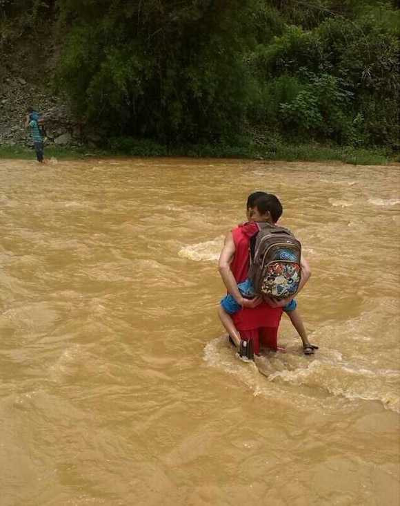 Thầy giáo vác học sinh vượt thác lũ đến trường