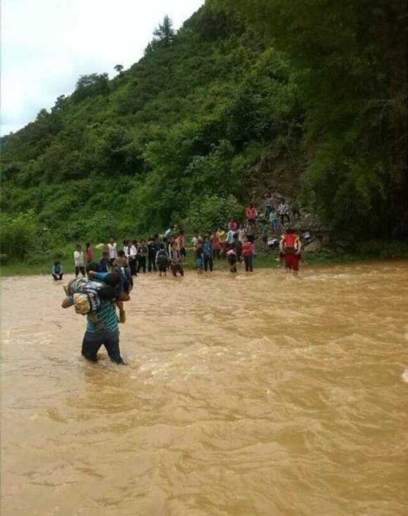 Thầy giáo vác học sinh vượt thác lũ đến trường