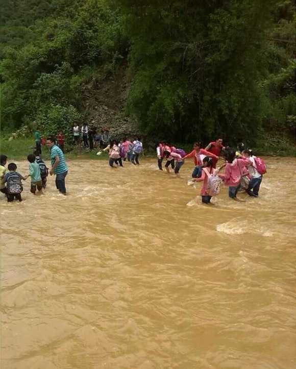 Thầy giáo vác học sinh vượt thác lũ đến trường