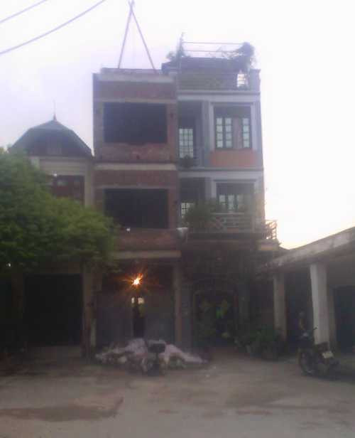 Công trình nhà ông Hiệu, tập thể cầu 1, phường Cổ Nhuế 2 cũng là một công trình không có giấy phép xây dựng.