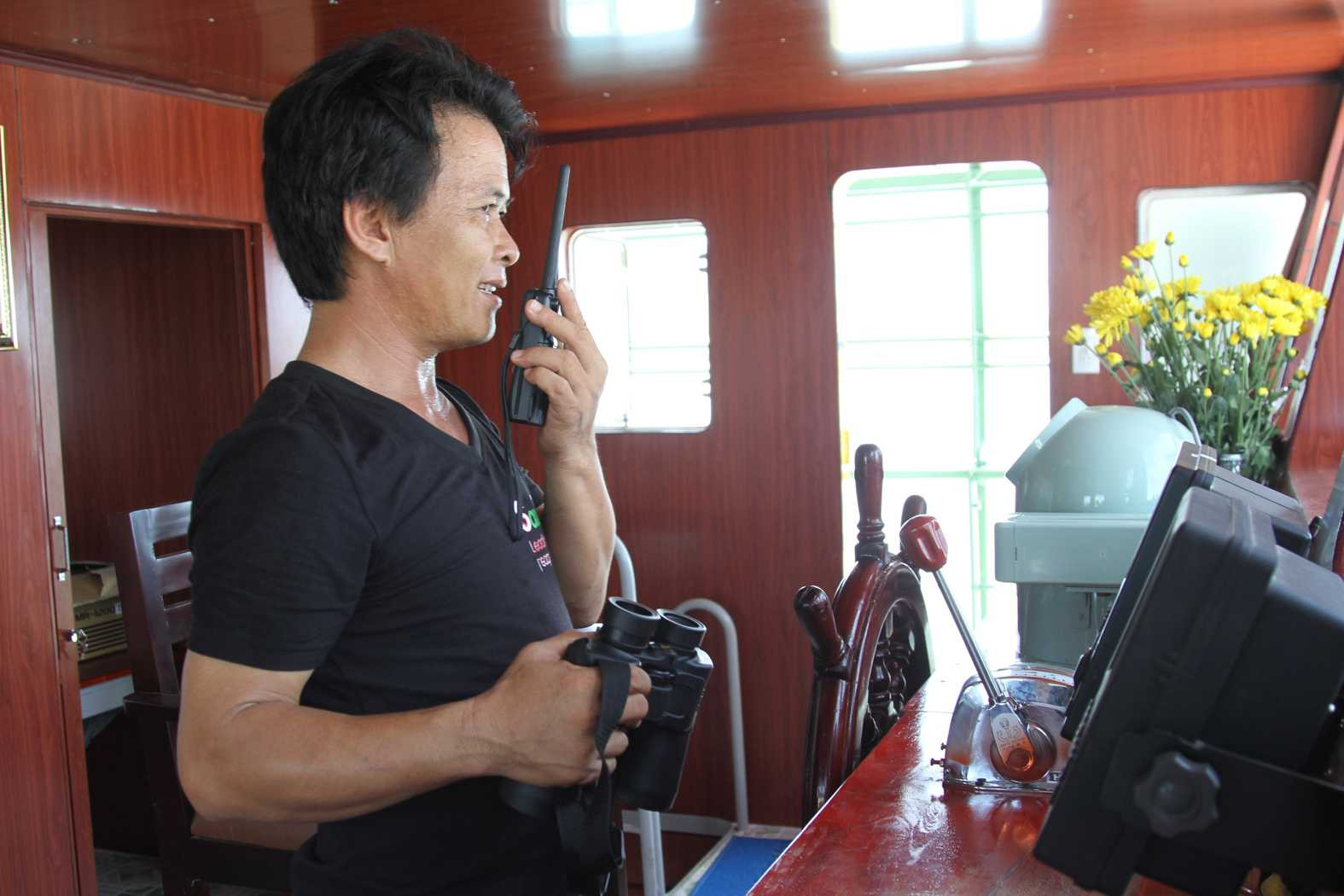 Chủ tàu kiêm thuyền trưởng Phan Bé trên con tàu vỏ thép hiện đại. Ảnh: Đ.Hoàng