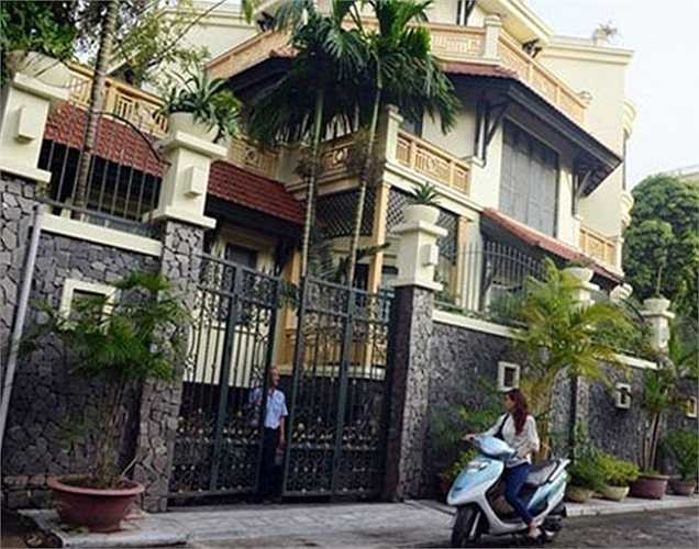 Biệt thự nghìn tỷ của Bầu Kiên tại địa chỉ ngõ 27 Xuân Diệu, phường Quảng An, Tây Hồ, Hà Nội, trên thửa đất rộng 500 mét vuông nhìn ra hồ Tây. Bên ngoài là cánh cổng sắt cao hơn 3 mét. Nhìn biệt thự này từ trên cao giống như một tòa lâu đài.