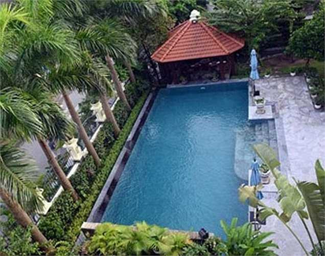 Theo nhiều công ty môi giới bất động sản tính toán, khu biệt thự của bầu Kiên nằm trong khu đất vàng của thành phố Hà Nội, vì vậy mức giá ở đó không hề rẻ, nó rơi vào khoảng từ 250-300 triệu/mét vuông.