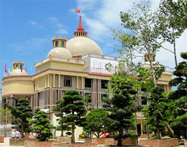 Biệt thự của đại gia Trầm Bê như một tòa lâu đài lộng lẫy với 5 tháp trên mái. Tòa lâu đài này nằm trên khu đất rộng hơn 30ha. Trong khuôn viên có rất nhiều cây cảnh đẹp và lạ. Theo như lời đồn đại, vườn cây này trị giá nhiều tỷ đồng.