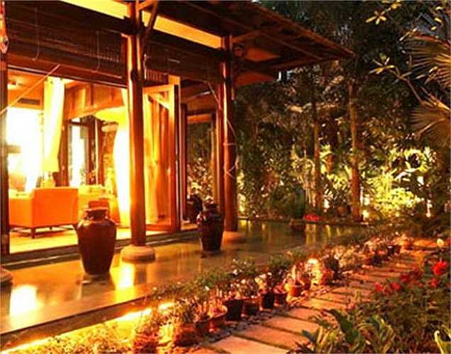 Dù giá vàng thế giới cũng như trong nước tăng cao, ông Nguyễn Đức Lượng, Chủ tịch HĐQT, kiêm Tổng Giám đốc Công ty Cổ phần Đầu tư Phát triển nhà Trường Linh vẫn dát tới 60 cây vàng cho ngôi nhà vườn tại xã Tân Dân, huyện Chí Linh, tỉnh Hải Dương.