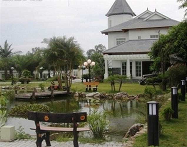 Biệt thự triệu đô của đại gia Cao Tiến Đoan (Thanh Hóa) được xây dựng theo kiểu kiến trúc châu Âu với màu sơn trắng phủ toàn bộ. Dinh thự của đại gia này tọa lạc trên khu đất rộng hơn 50.000m2 (5ha), được chia thành nhiều khu vực.