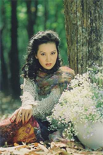 Khác với các người đẹp khác, Mộng Vân sở hữu gương mặt góc cạnh, đôi mắt sắc sảo đầy cá tính.