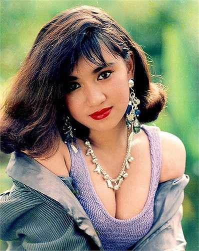 Nữ minh tinh Y Phụng sở hữu vẻ đẹp sexy, quyến rũ và cá tính.