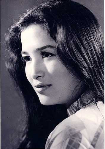 Cho tới bây giờ, hiếm có mỹ nhân Việt nào sở hữu đôi mắt to tròn, đen láy như NSND Trà Giang. Đôi mắt của bà được coi là 'vô địch' trong giới điện ảnh vì không chỉ cuốn hút mà còn rất có thần. NSND Trà Giang nổi tiếng qua một loạt các dòng phim điện ảnh như Chung một dòng sông, Chị Tư Hậu của thập niên 59 - 60.