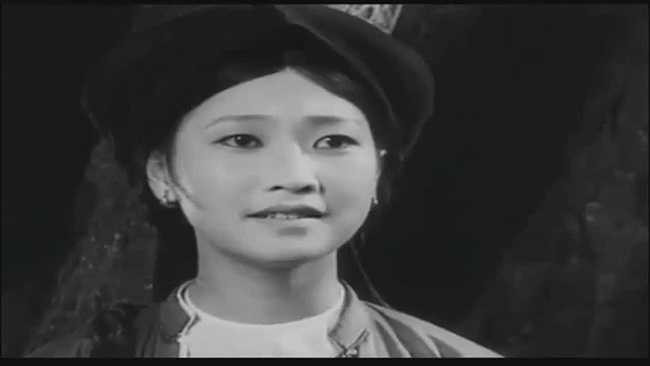 Nếu NSND Trà Giang có đôi mắt đen láy, sáng ngời thì NSND Như Quỳnh lại ghi điểm với đôi mắt một mí mà không bất cứ người đẹp nào sánh được. Vẻ đẹp trong sáng, thuần khiết, dịu dàng của NSND trong Đến hẹn lại lên là minh chứng tiêu biểu nhất cho thành công của bà.