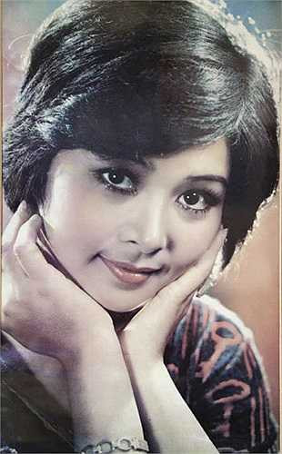 NSƯT Thanh Loan có vẻ đẹp thánh thiện toát ra từ gương mặt phúc hậu cùng đôi mắt buồn xa xăm vời vợi. Bà từng gây ấn tượng mạnh với vai diễn ni cô Huyền Trang trong Biệt động Sài Gòn. 