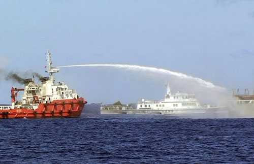 Tàu Trung Quốc tấn công tàu Việt Nam bằng vòi rồng. Ảnh: AP