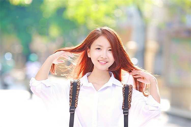 Nguyễn Hương Nhi (biệt danh Nhi Xốp) là gương mặt xinh xắn thuộc thế hệ 10X, hiện là học sinh lớp 8 chuẩn bị lên lớp 9 của trường THCS Giảng Võ, Hà Nội.