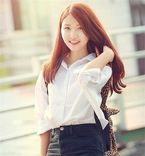 Thế mạnh của Hương Nhi chính là ngoại ngữ. Hè năm 2012, Nhi từng tham gia trại hè ở New Zealand do trung tâm tiếng Anh đang theo học tổ chức. Cô là người nhỏ tuổi nhất đoàn nên rất nhút nhát, các thầy cô nước ngoài đã giúp đỡ Nhi rất nhiều. Sau chuyến đi, cô bé thấy mình dạn dĩ hơn hẳn.