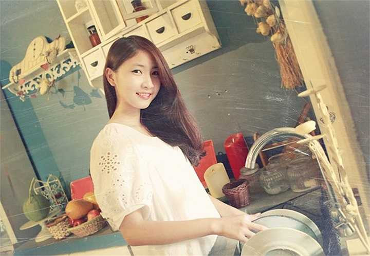 Đây một trong những bộ ảnh hiếm hoi Nhi được nhiếp ảnh gia thực hiện ghi hình công phu.