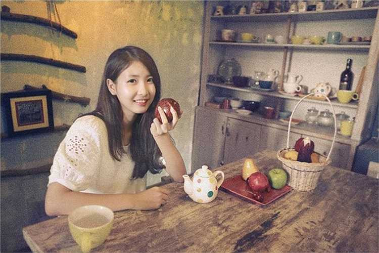 Với chiều cao khủng và gương mặt sáng, Hương Nhi luôn trở nên nổi bật trong các khung hình hay khi đứng bên cạnh các bạn đồng trang lứa.