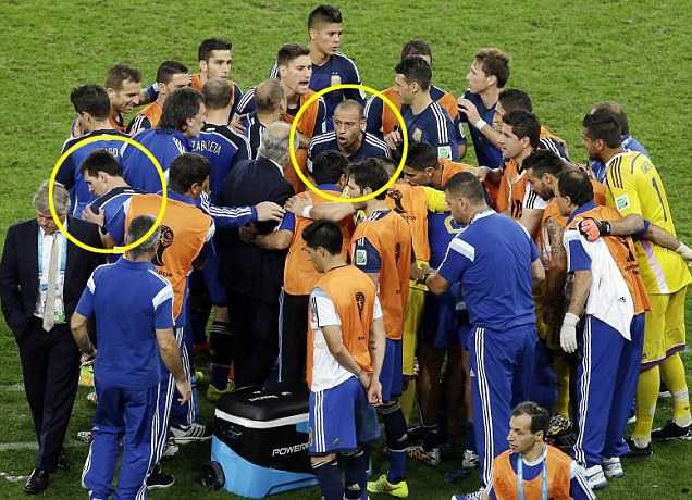 Messi quay lưng với đồng đội