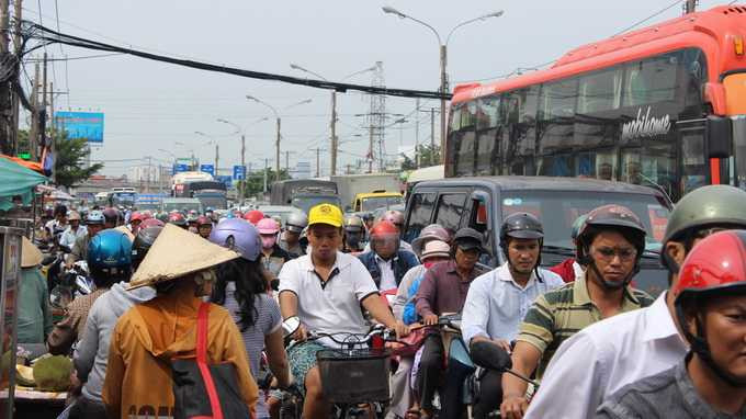 Một trong 4 chiếc xe trong vụ tai nạn liên hoàn bị hư hỏng nặng phần đuôi