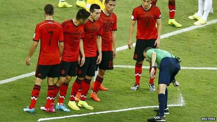 Bình xịt của các trọng tài. Đây là vòng chung kết World Cup đầu tiên, công nghệ này được áp dụng để ngăn các cầu thủ lập hàng rào 'ăn gian' trước những quả đá phạt