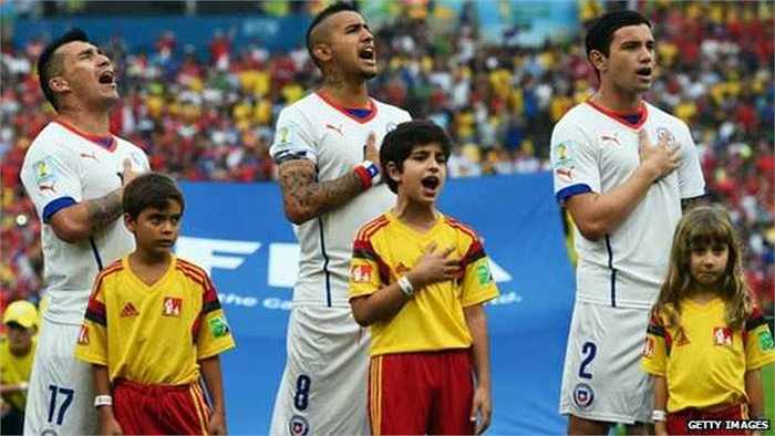 Màn hát quốc ca ở World Cup 2014 cũng cực kỳ đáng nhớ. Rất nhiều nước như Brazil hay Chile quá dài và thường không được nhạc công thể hiện hết. Tuy nhiên các cầu thủ của họ sẵn sàng hát không nhạc