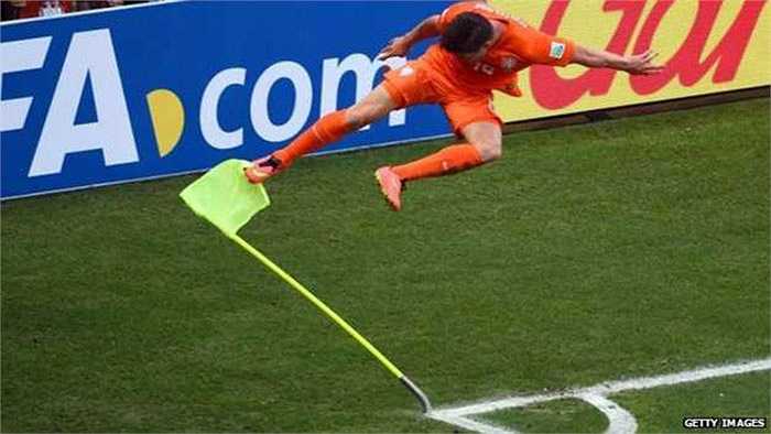 World Cup 2014 cũng có rất nhiều màn ngược dòng ấn tượng, đáng kể nhất là chiến thắng trong vòng 4 phút của ĐT Hà Lan trước Mexico ở vòng 1/8
