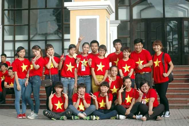 Sinh viên tươi tắn trong màu cờ, sắc áo.